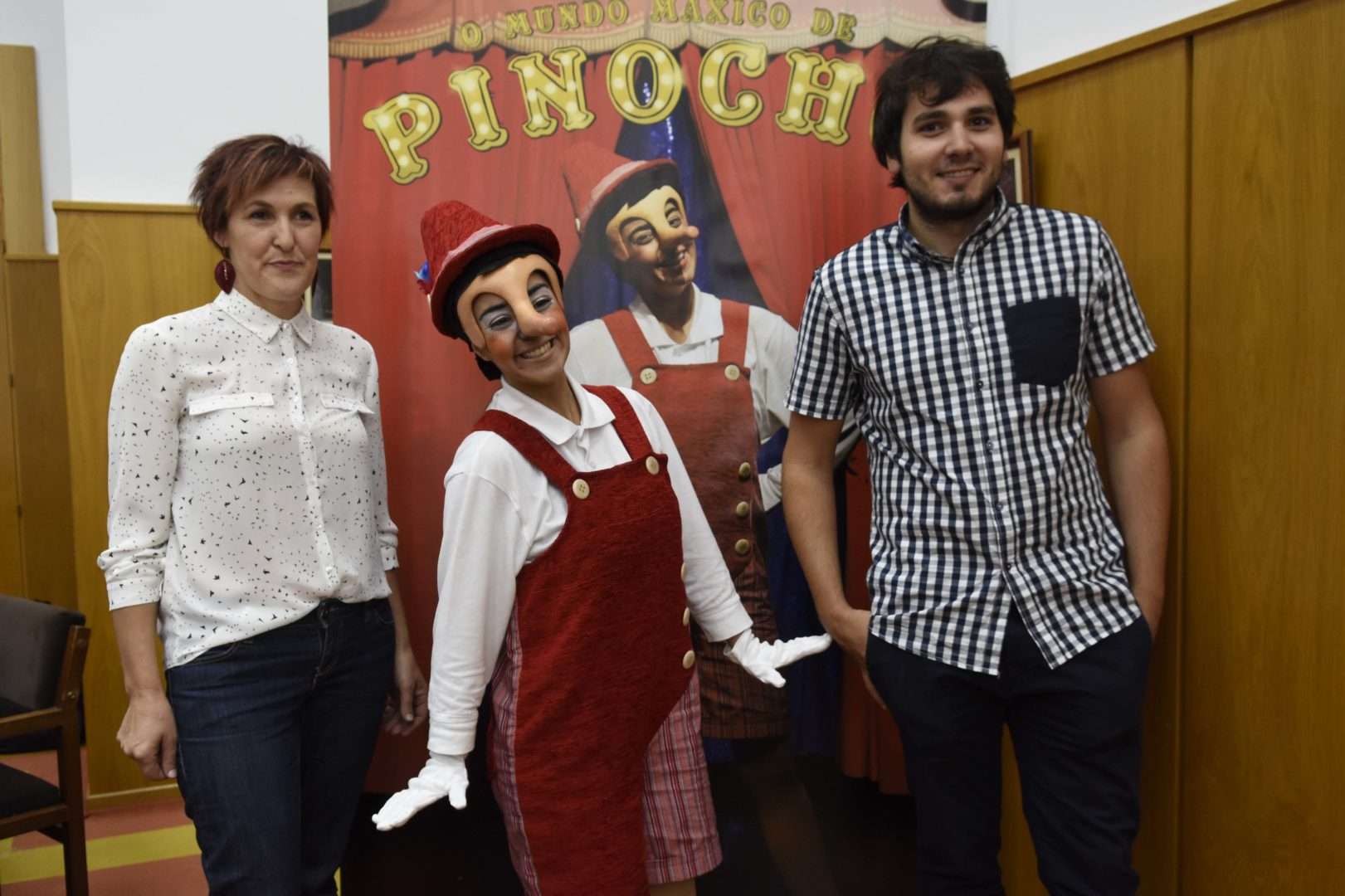 POR LA IZQUIERDA, LA EDIL, MARIA DEL CARMEN DURAN, DURANTE LA PRESENTACION DE LA OBRA DE TEATRO DE PINOCHO. DE EDUCA TEATRO